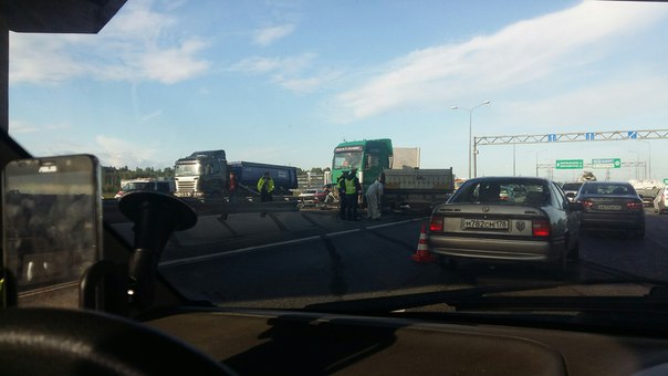 ДТП на Кад перед вьездом в Всеволожский район. ДПС на месте,пробка есть