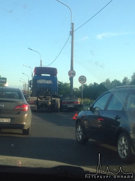 На Лиговским мосту в торону красного села грузовик зажал ладу 2115, небольшое затруднение в движени...