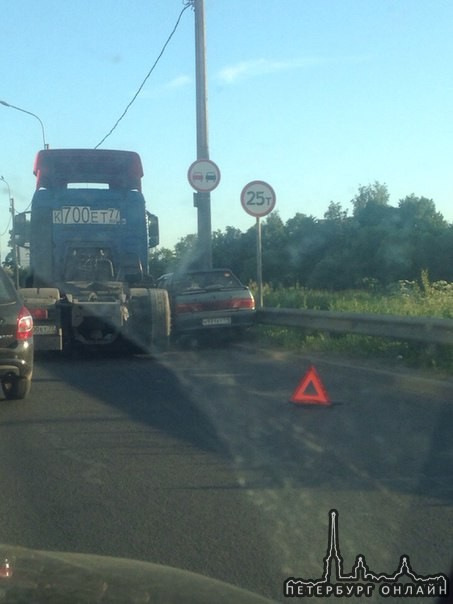 На Лиговским мосту в торону красного села грузовик зажал ладу 2115, небольшое затруднение в движени...