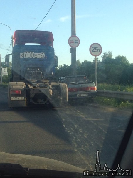 На Лиговским мосту в торону красного села грузовик зажал ладу 2115, небольшое затруднение в движени...