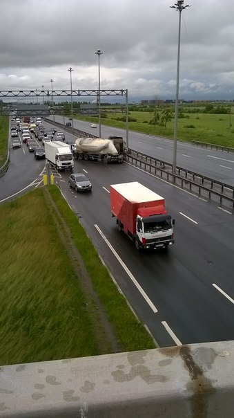 Муковоз сложило перед мостом через Волхонское шоссе. Будет пробка.