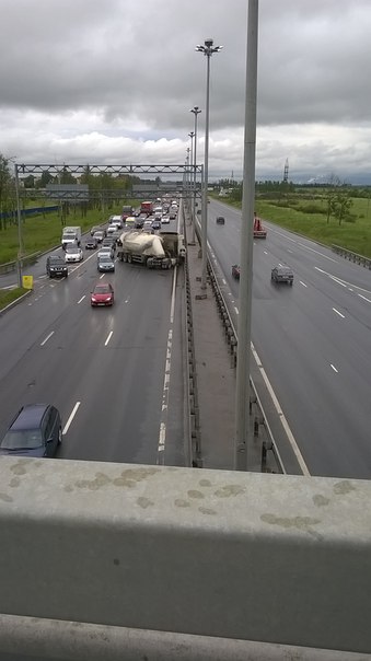 Муковоз сложило перед мостом через Волхонское шоссе. Будет пробка.