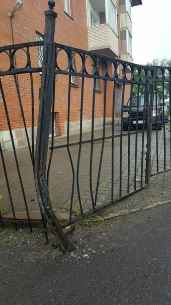 Во дворе дома Маршала Жукова 66, какие то ссыкуны сломали ворота, разбили машину и свалили. Машину б...