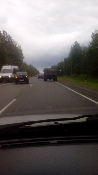 9 км Кировск-Мга. Бабуля на Loganе собрала два грузовика. Скоро будет давка. ДПС нет