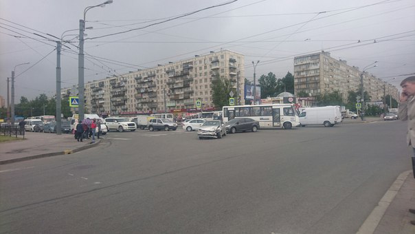 ДТП на перекрестке Большевиков и Дыбенко, из-за чего пробка на пр. Большевиков в сторону метро