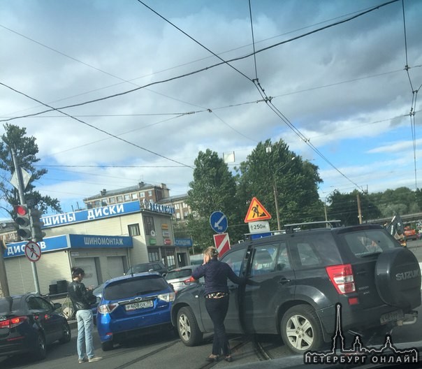 Японцы в ДТП на Торжковской к Энгельса, там и так без того сужено из- за ремонта, а теперь вообще е...