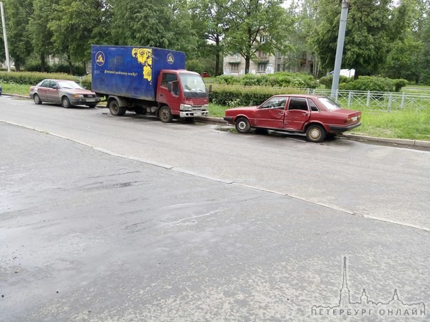 На Горькавого 44, Subaru на тротуаре, обстоятельства не известны, водителей нет