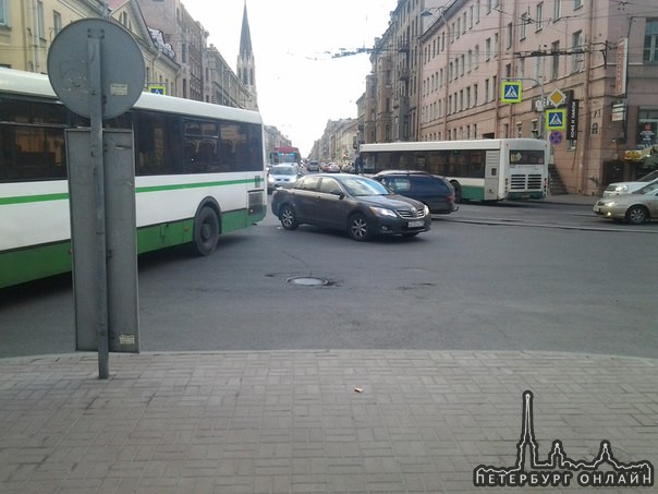 Перекрёсток первой и среднего перегородил автобус зацепив хвостом Камри произошло в 20:37