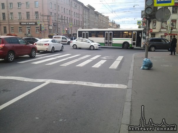 Перекрёсток первой и среднего перегородил автобус зацепив хвостом Камри произошло в 20:37