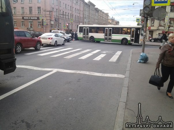 Перекрёсток первой и среднего перегородил автобус зацепив хвостом Камри произошло в 20:37