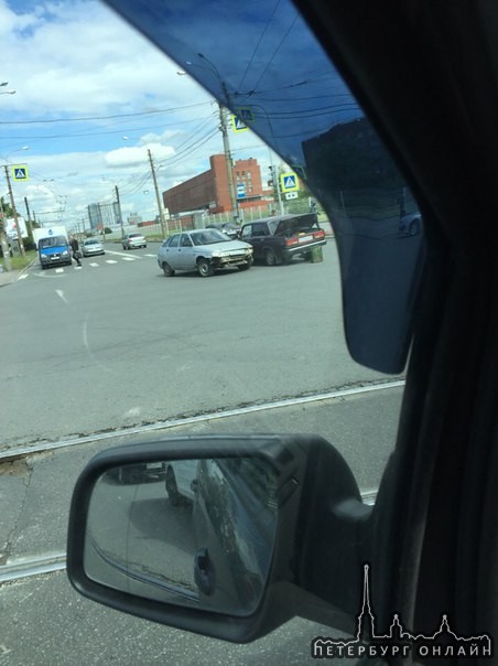 Два чудо-автомобиля встретились на перекрестке Бухарестской/Фучика, у одного отвалилось колесо. Пово...