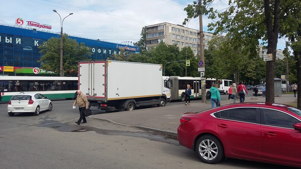 Автобус No93 и грузовичок притерлись на пересечении Науки и Гжатской. Пробки нет. Объезд по трамвайн...