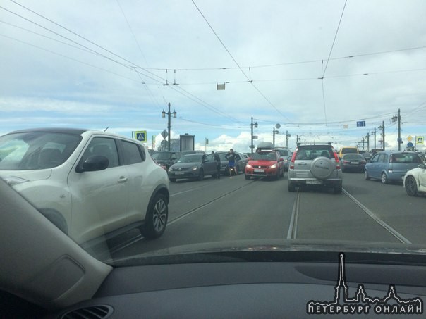 На съезде с Литейного моста в центр. Focus догнал Джетту. Оказалось, что вниз машина хуже тормозит