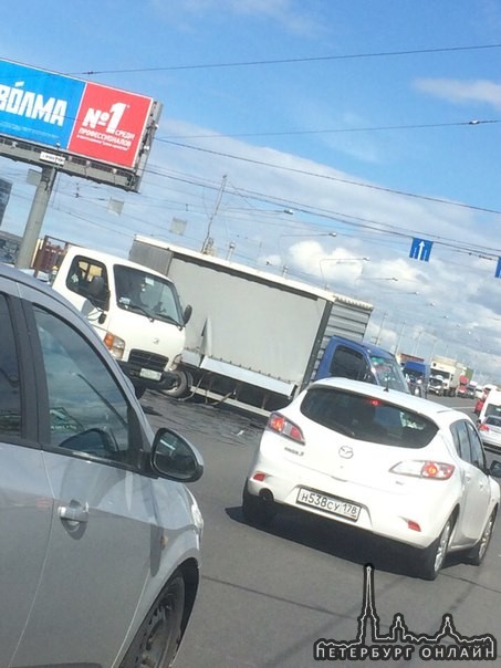 Перед мостом Ал. Невского со стороны площади стоит ГАЗель поперёк дороги, вокруг разбросаны металлич...