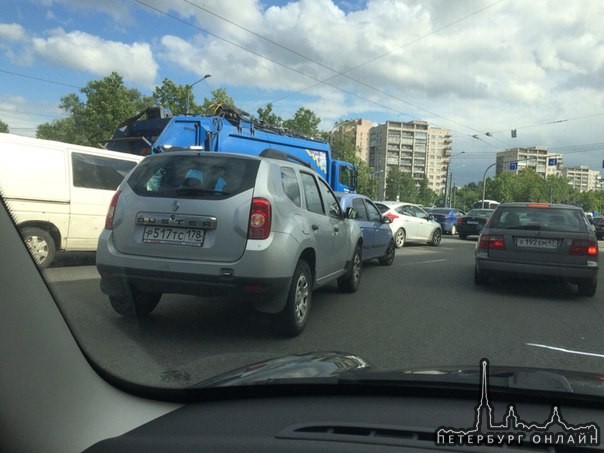 Встретились Renault и Hyundai в правом ряду на Пискаревском перед металлистов в сторону набережной