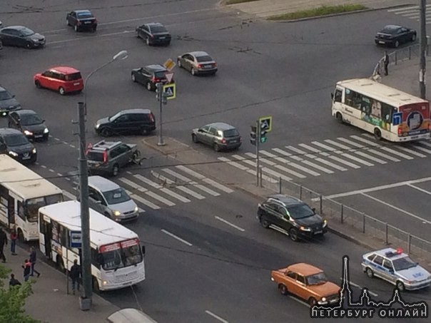 ДТП на Большевиков 1, проезду мешают, причём прилично, дпс на месте