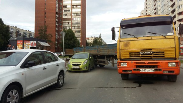 Выезд у Шаланды со двора Ленской улицы не очень получился