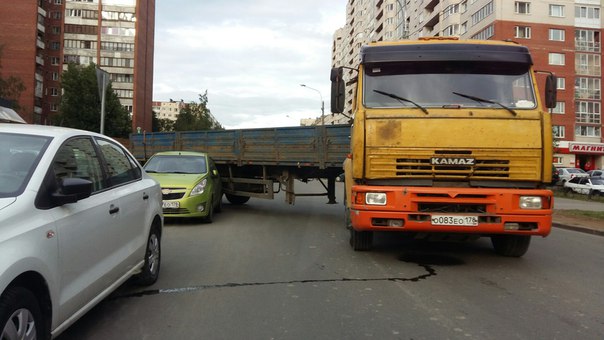 Выезд у Шаланды со двора Ленской улицы не очень получился