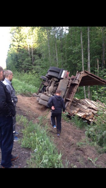 КАМАЗ с пиломатериалами завалился в кювет по дороге От Щеглово в сторону Морозовки. Водителя нет.