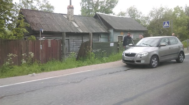 Дама на шкоде сбила пешехода на переходе. Дорога жизни - поворот на приютинскую ул.