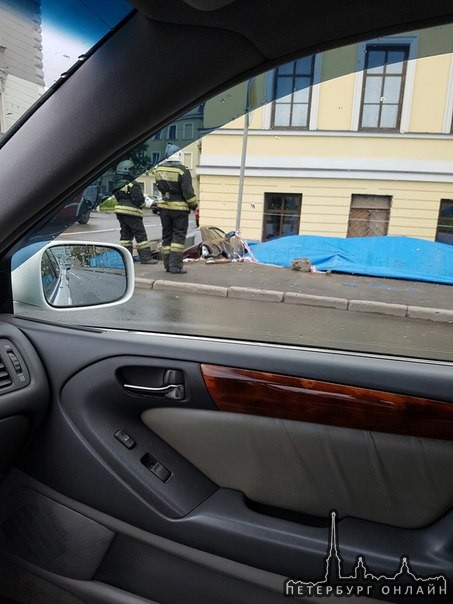 Машина компактно спряталась у дома на углу набережной Адмирала Лазарева и Резной