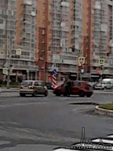 Двое столкнулись на перекрестке Туристской улицы и Богатырского проспекта