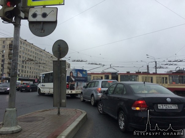 Два трамвайчика полностью перегородили пр. Большевиков у метро Дыбенко. Пробище.