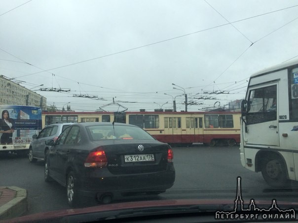 Два трамвайчика полностью перегородили пр. Большевиков у метро Дыбенко. Пробище.