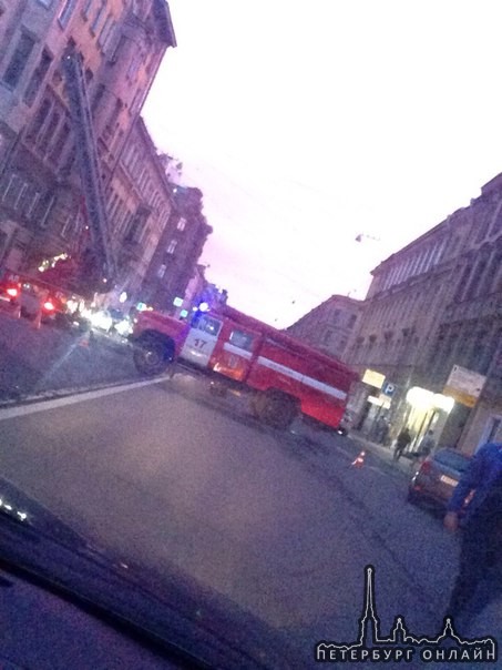 На Жуковского 29 (или 35) горит квартира, видимо. Пожарка перекрыла дорогу, пришлось разворачиваться...