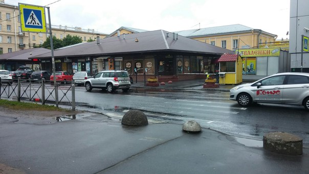 На Полюстровском пр, прямо на пешеходном переходе около Полюстровского рынка Один пропускал, другой...