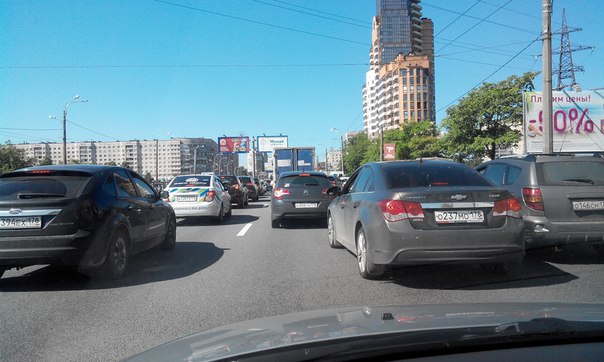 Не работает светофор на перекрёстке Славы и Бухарестской. Коллапс транспортный! Ищите заранее объезд