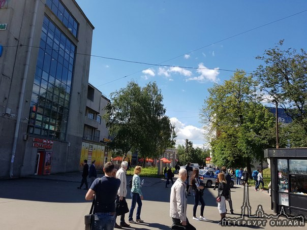 Эвакуировали Кировский универмаг на проспекте Стачек.