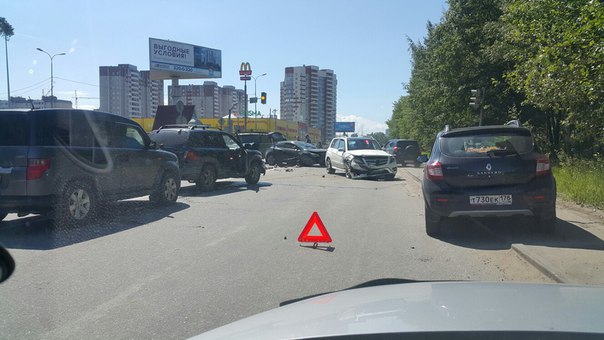 Столкнулись на Токсовском шоссе рядом с призмой, ДПС на месте, все целы вроде. Объезд по обочине, пр...