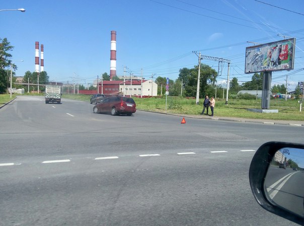 Старенький Focus попал в ловушку провалившегося асфальта на перекрестке Краснопутиловской и Примак...