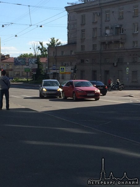 ДТП на перекрестке Кондратьевского с Васенко. Из 2х полос сужение в одну.