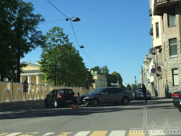 Столкнулись на пересечении Таврической и Тверской улиц. Пробки нет