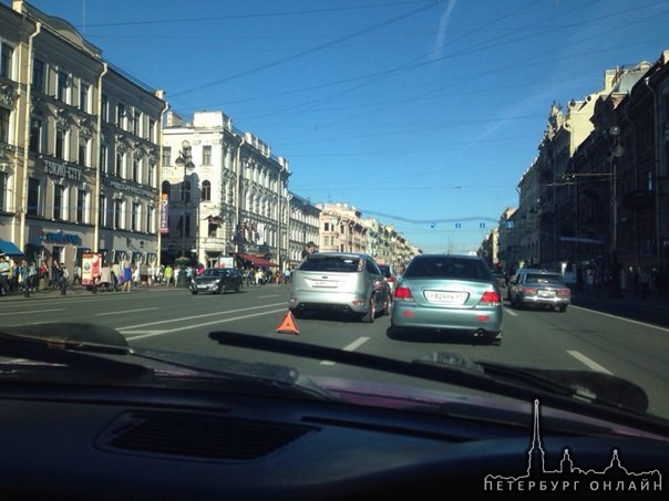 Ford собрал паровозик на Невском проспекте в левой полосе для поворота на ул. Маяковского, :(