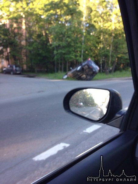 Джип торчит из кювета на Красносельское шоссе в Г. Пушкине, служб вокруге нет