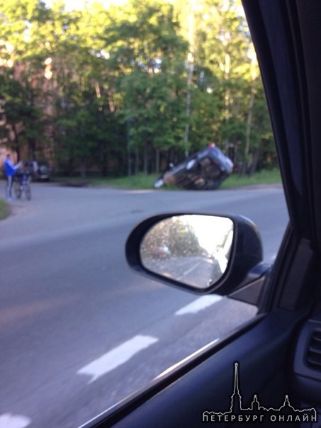Джип торчит из кювета на Красносельское шоссе в Г. Пушкине, служб вокруге нет
