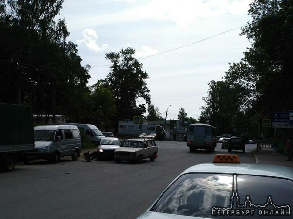 Skoda в 11 часов бортанула "старушку" во Всеволожске на Колтушском шоссе сразу за пересечением с Дор...