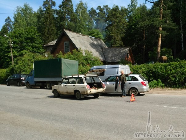 Skoda в 11 часов бортанула "старушку" во Всеволожске на Колтушском шоссе сразу за пересечением с Дор...