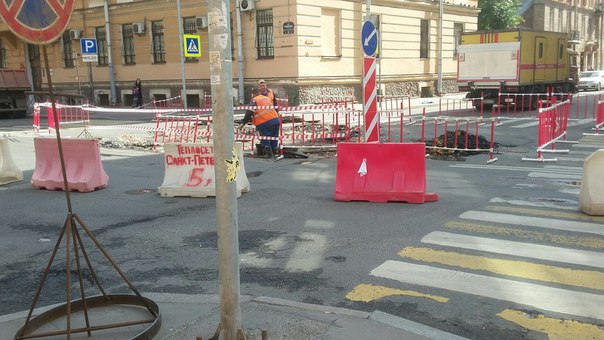 На перекрестке ул.Радищева и Баскова переулка ведутся работы, стоит машина "Теплосеть". Со стороны у...