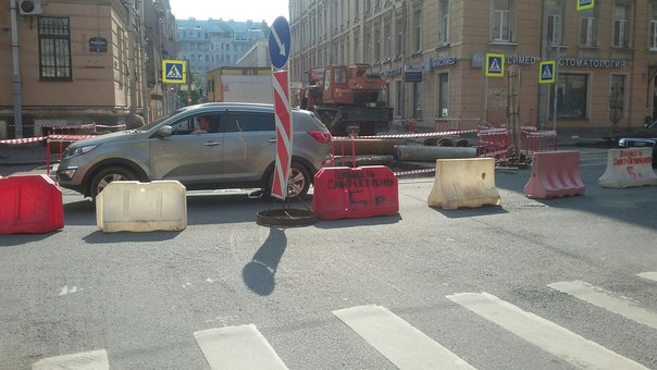 На перекрестке ул.Радищева и Баскова переулка ведутся работы, стоит машина "Теплосеть". Со стороны у...