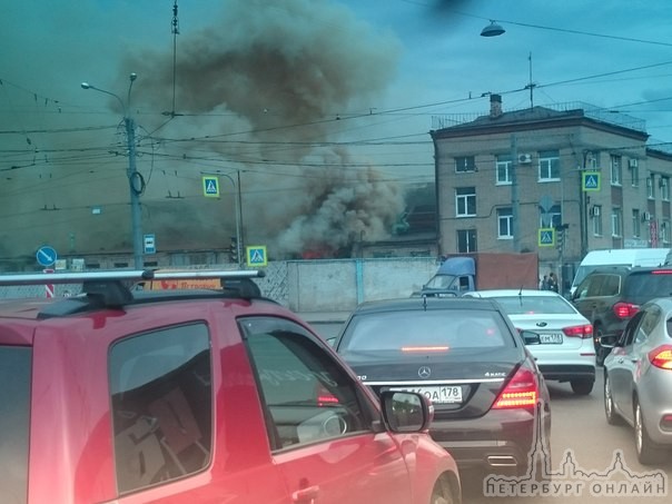 Пожар на перекрестке Салова и Бухарестской... 11-20 дым повалил. Скоро на волковке не продохнуть буд...