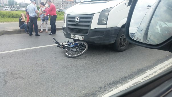 Маршрутка сбила велосипедиста на пересечении Доблести и Петергофского шоссе