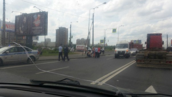 Маршрутка сбила велосипедиста на пересечении Доблести и Петергофского шоссе