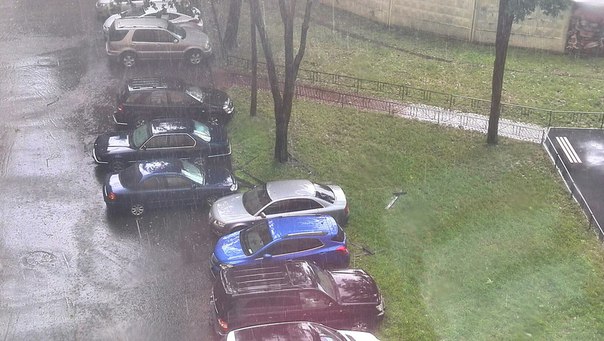 Только что прошел ливень и на моих глазах с крыши дома 79 по Московскому проспекту на машины во двор...