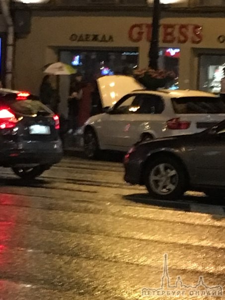 Только что на Невском, около метро Маяковская BMW влетела в отбойник за 3 метра до пешеходного перех...