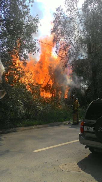В Пушкине на Церковной улице деревянный дом сгорел