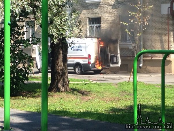 на улице Гастелло во дворе Загорелась машина с газовыми баллонами.